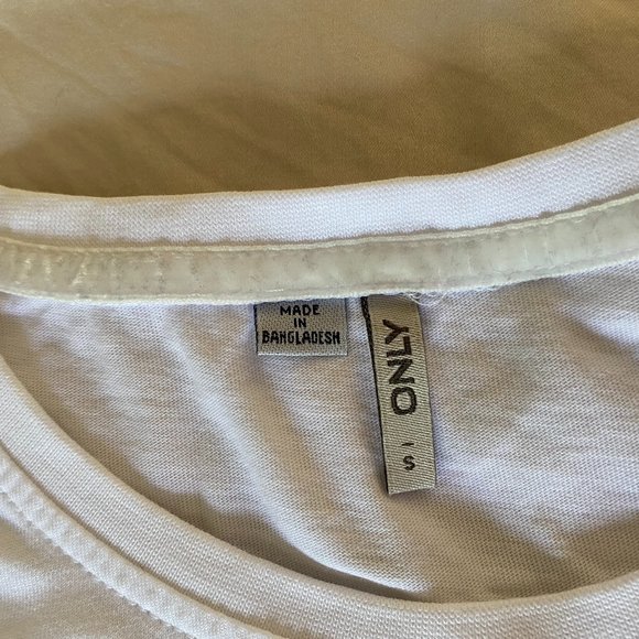 White t-shirt with cute kitty graphic - Picture 5 of 14